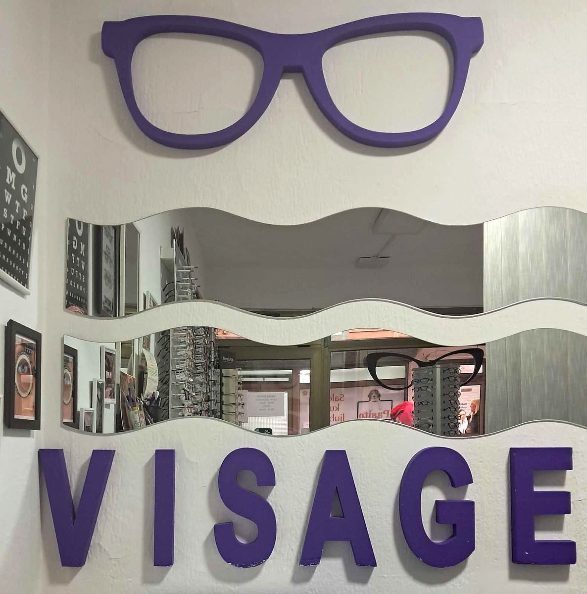 Visage Optika — zid sa Visage 3D logom i talasastim ogledalima, Medaković